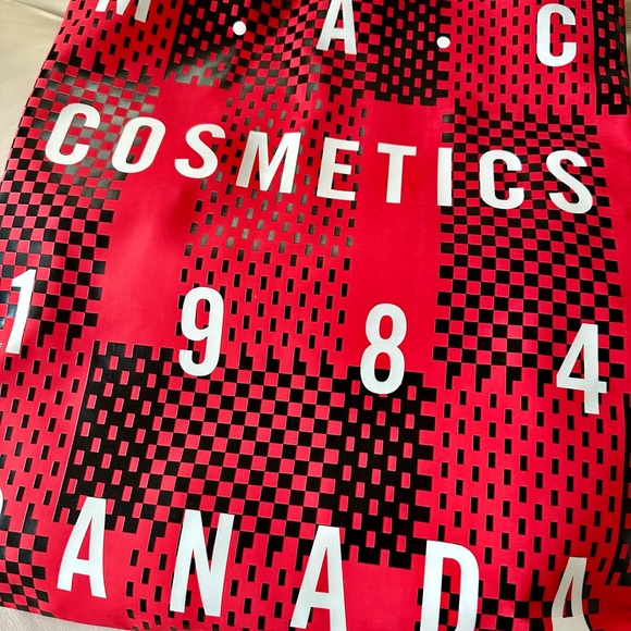 SOLD Limited Edition Proud to be Canadian MAC Tote - Picture 4 of 7